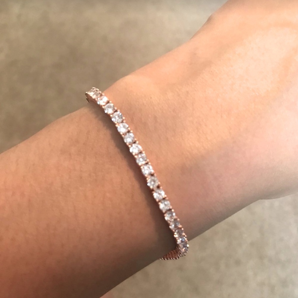 Tennis bracelet with cubic zirconia